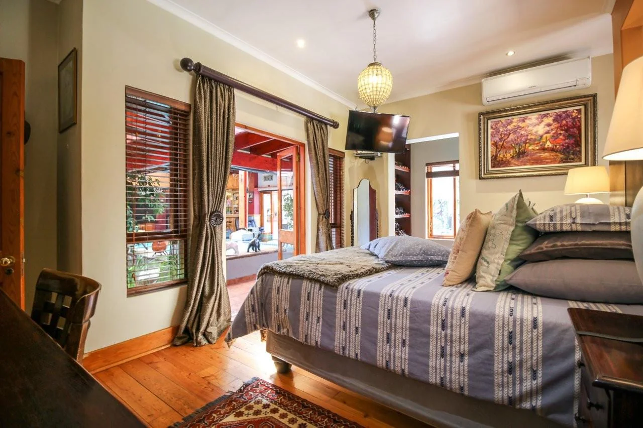 MAKE A SMART MOVE TO MIDSTREAM ESTATE .