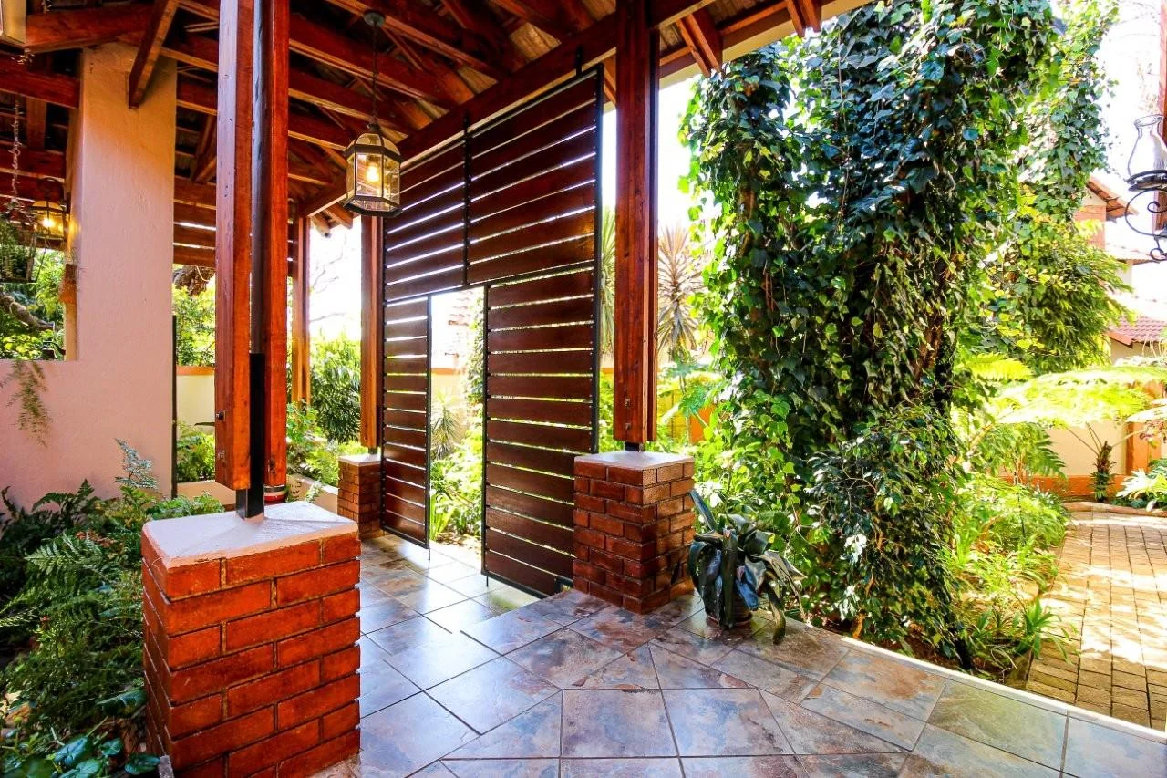 MAKE A SMART MOVE TO MIDSTREAM ESTATE .