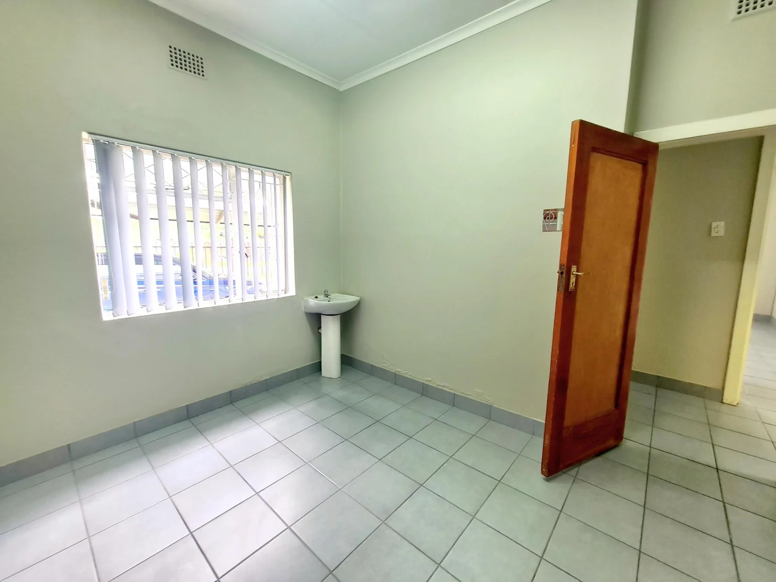 Modern office space with prime location