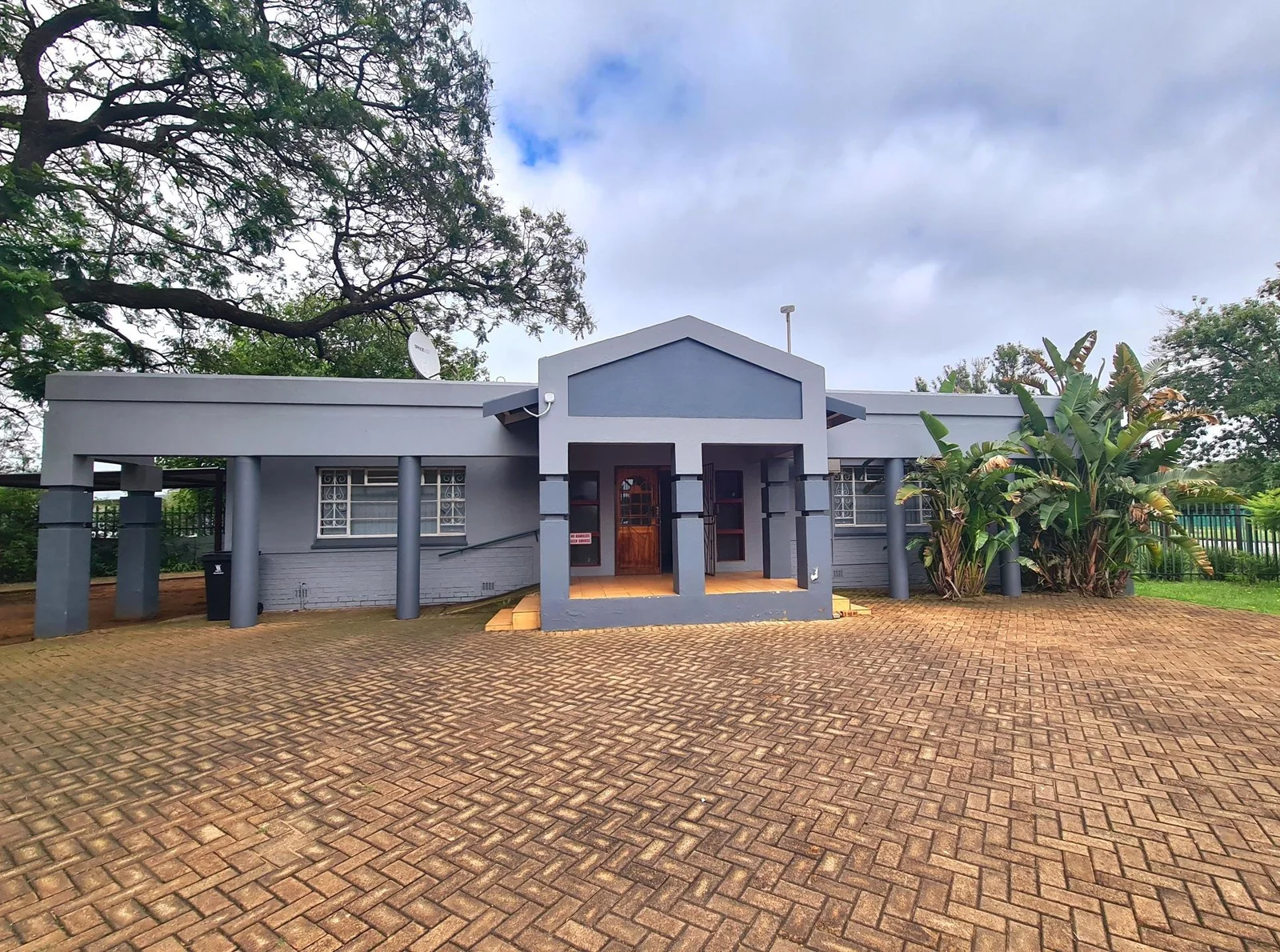 Modern office space with prime location