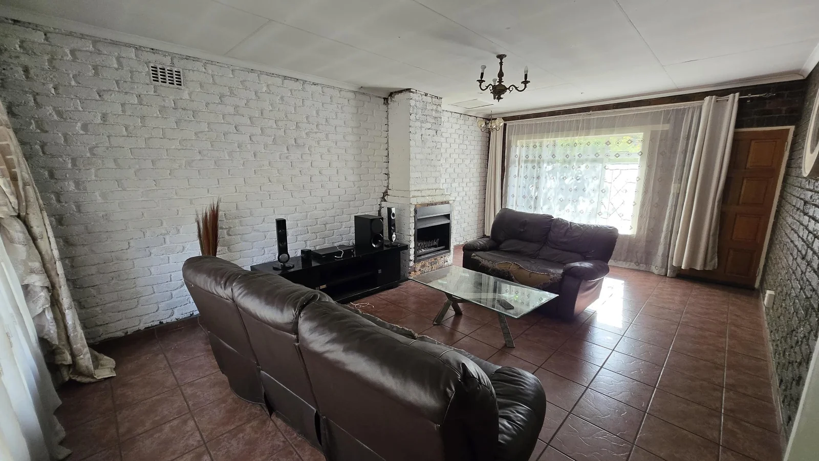Spacious 3-Bedroom Family Home with Great Potential in Bonaero Park