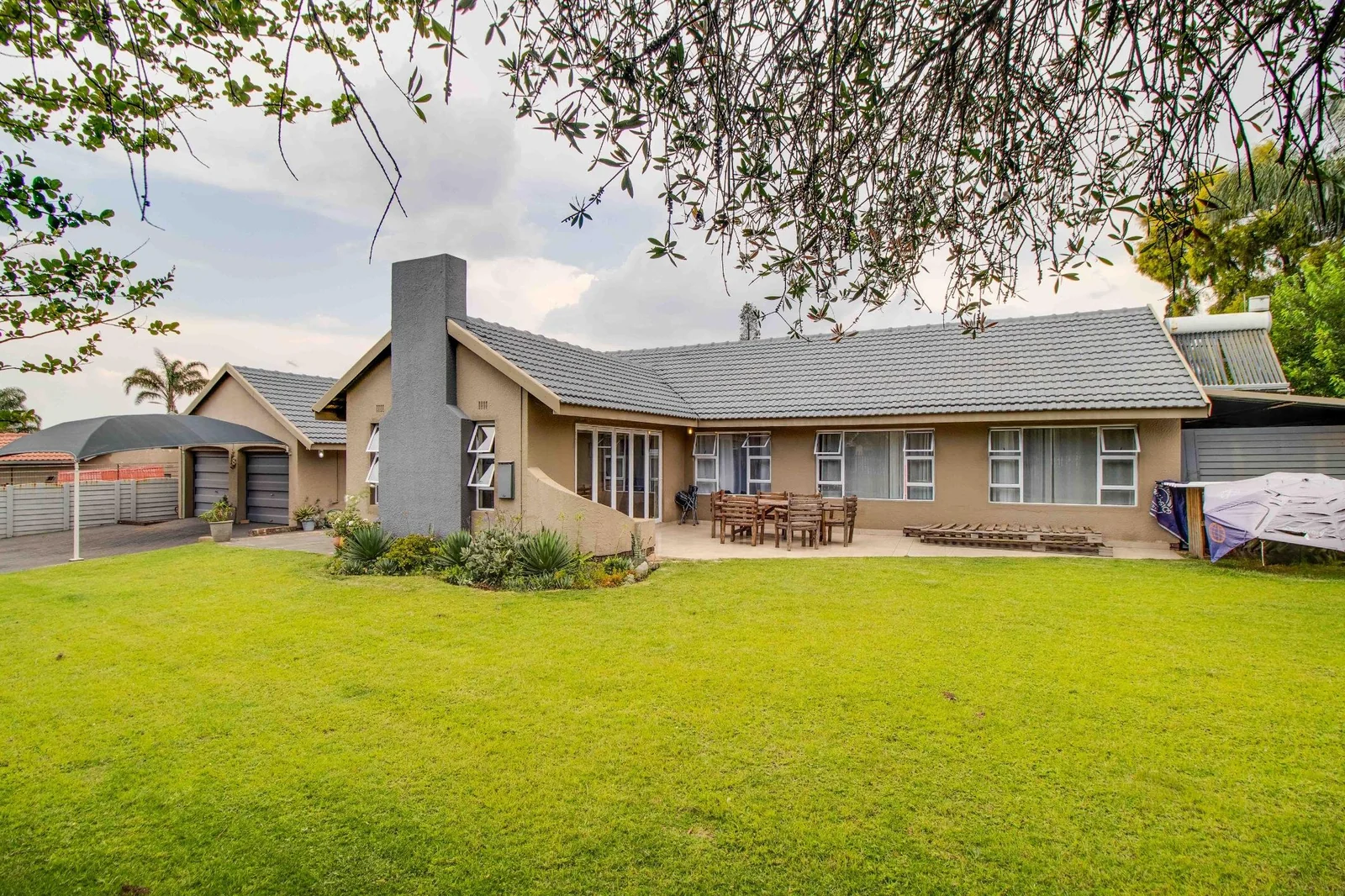 Secure Family Living in a Boomed-Off area with 24-Hour Security