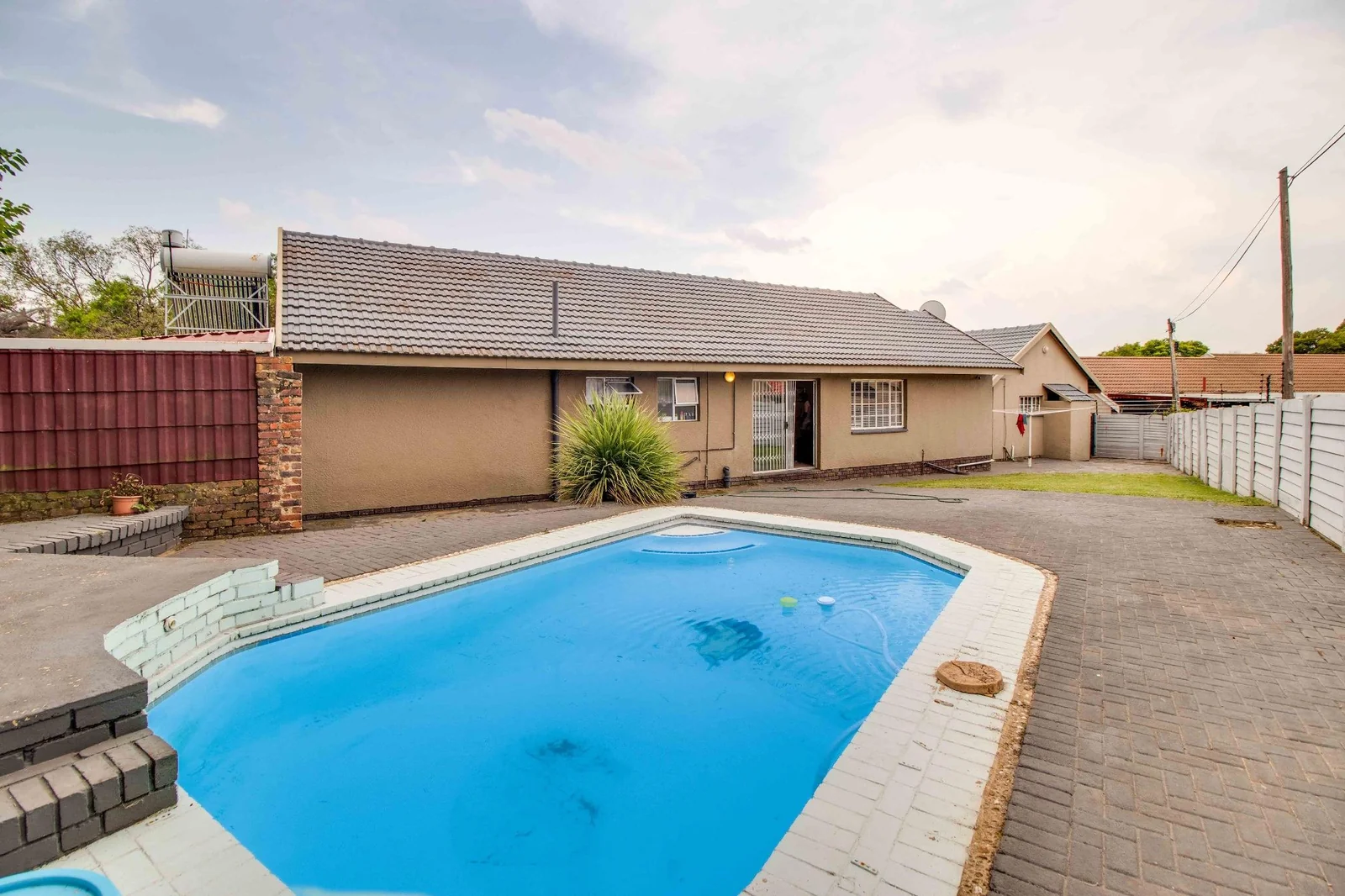 Secure Family Living in a Boomed-Off area with 24-Hour Security