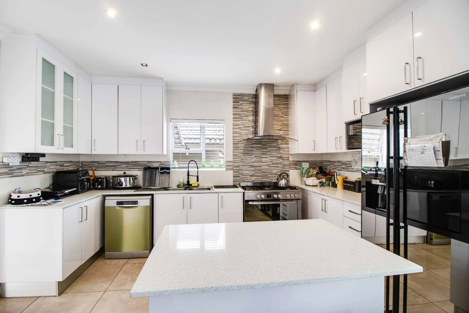 Secure Family Living in a Boomed-Off area with 24-Hour Security