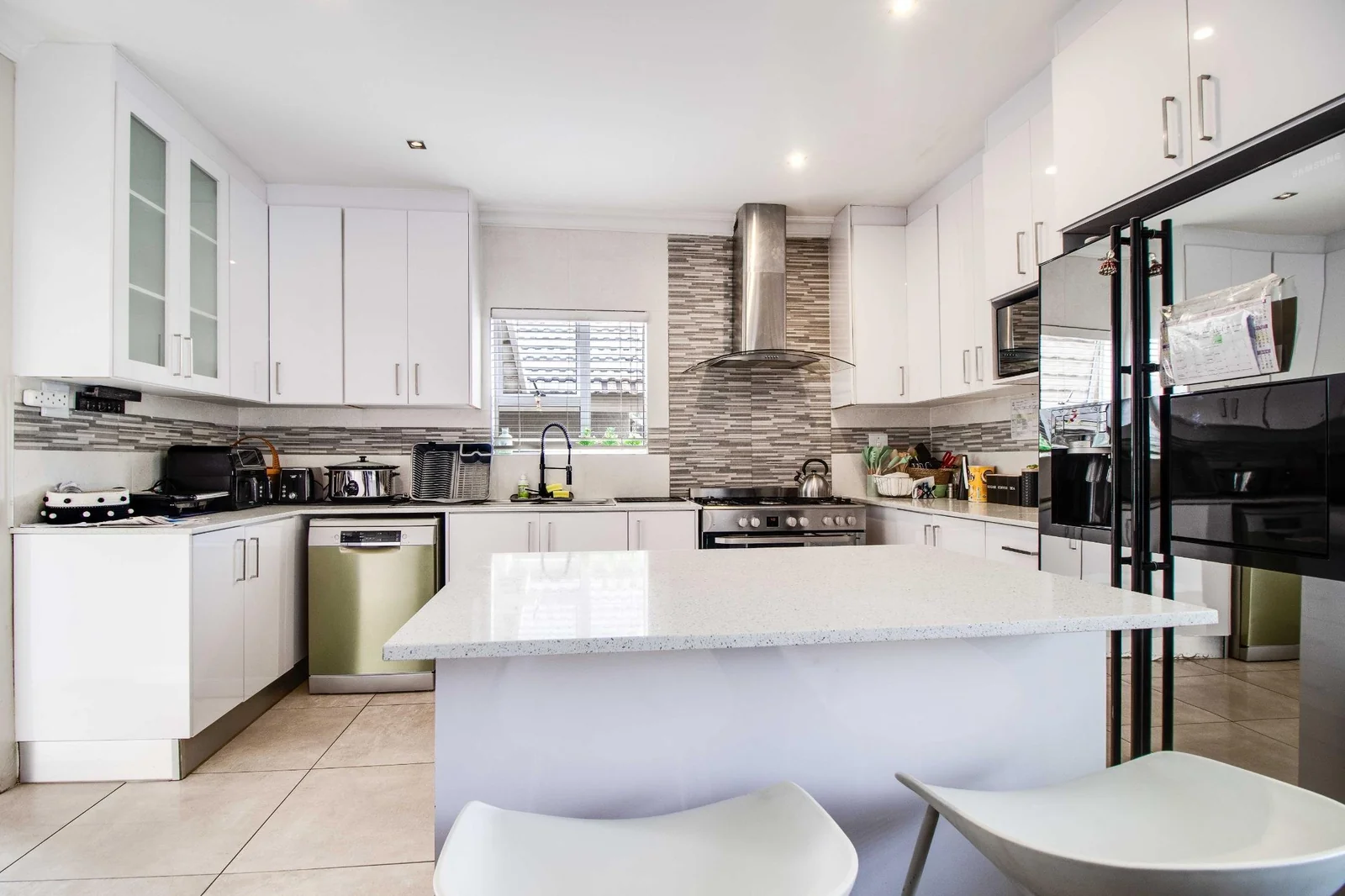 Secure Family Living in a Boomed-Off area with 24-Hour Security