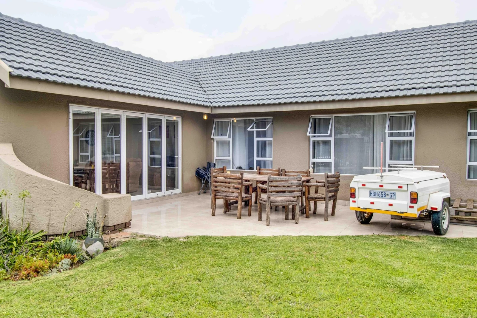 Secure Family Living in a Boomed-Off area with 24-Hour Security