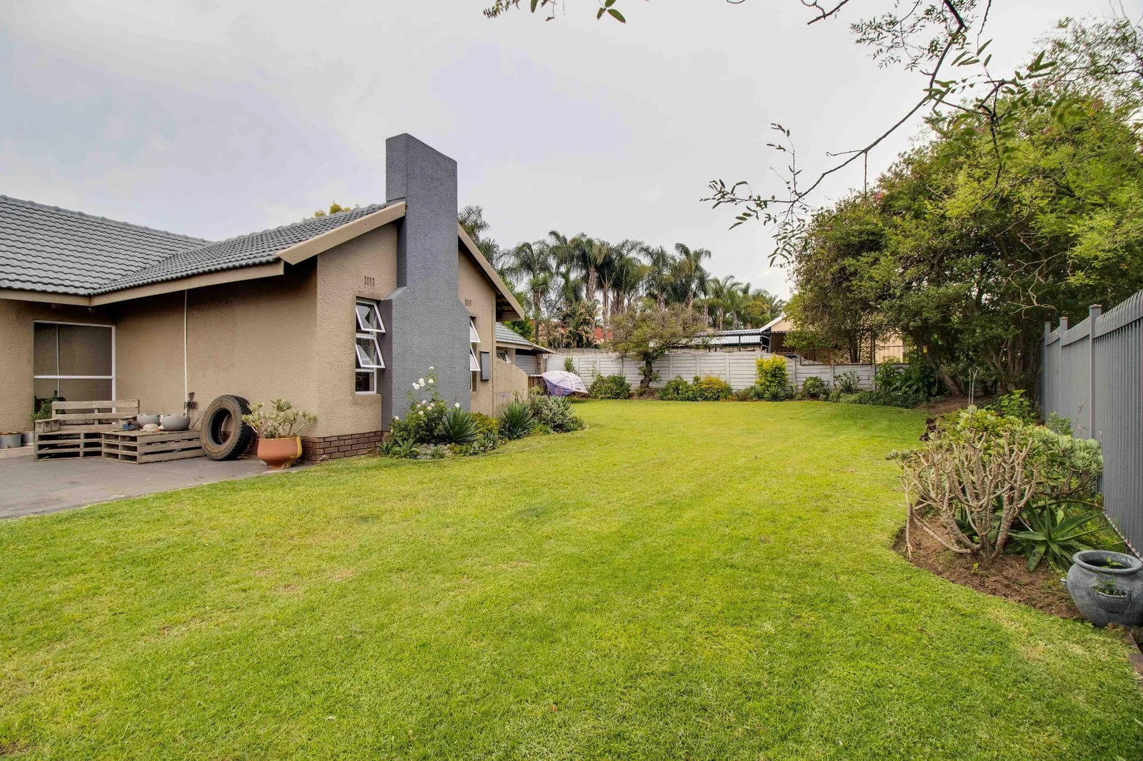 Secure Family Living in a Boomed-Off area with 24-Hour Security