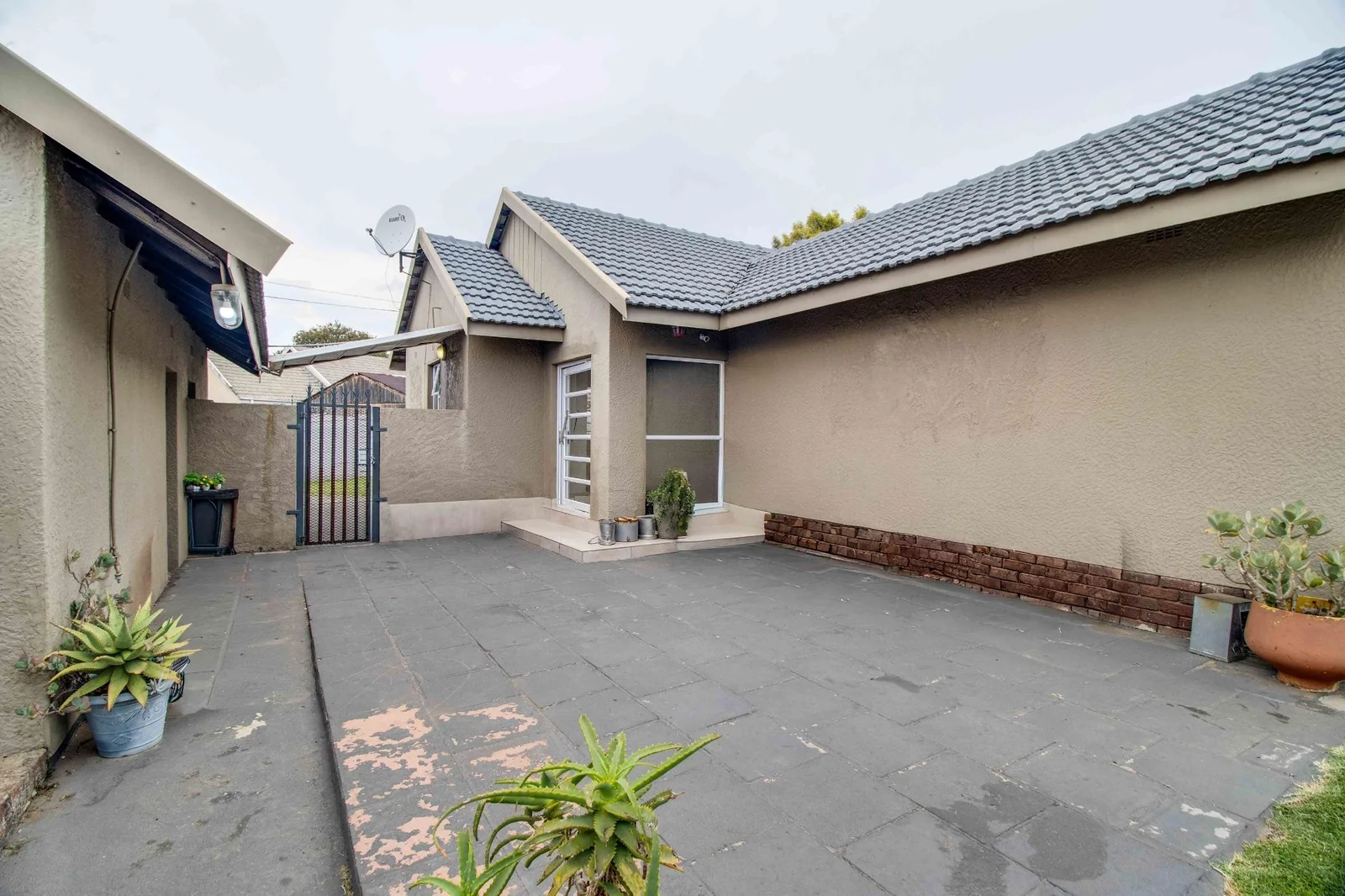 Secure Family Living in a Boomed-Off area with 24-Hour Security