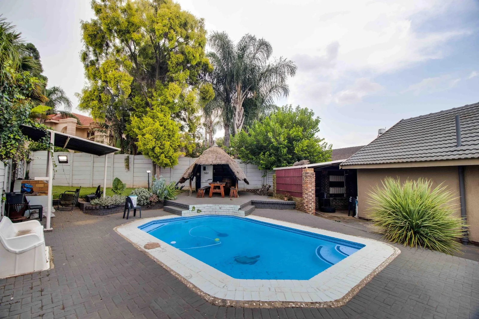 Secure Family Living in a Boomed-Off area with 24-Hour Security