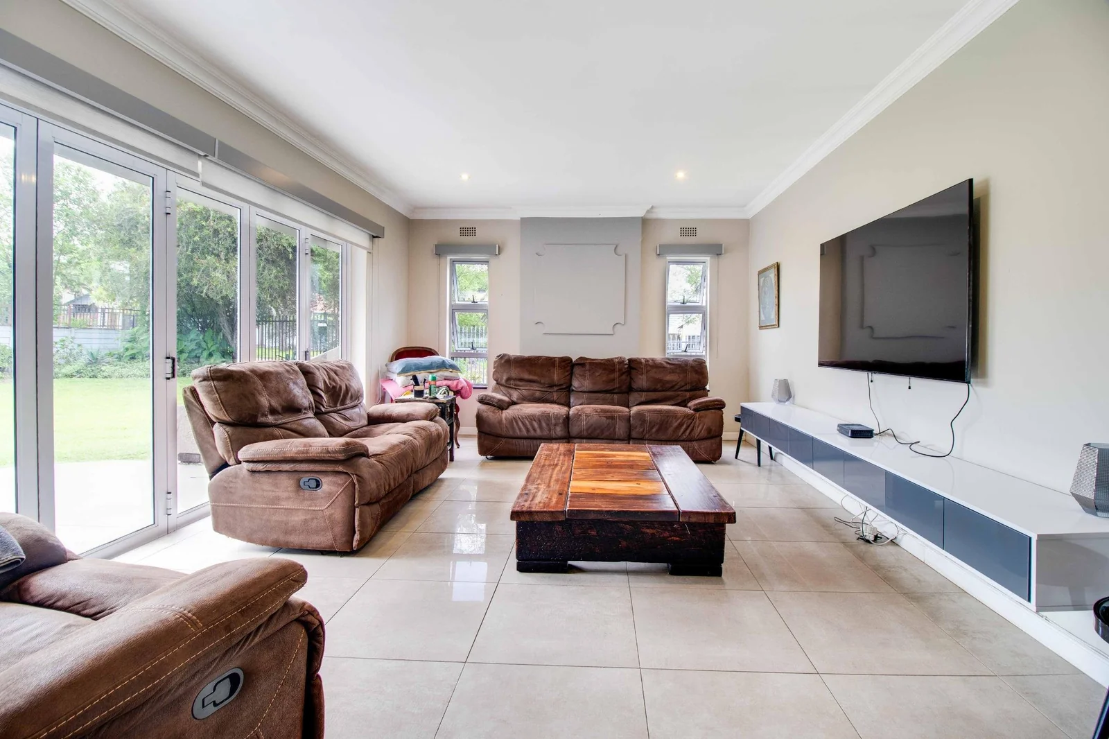 Secure Family Living in a Boomed-Off area with 24-Hour Security