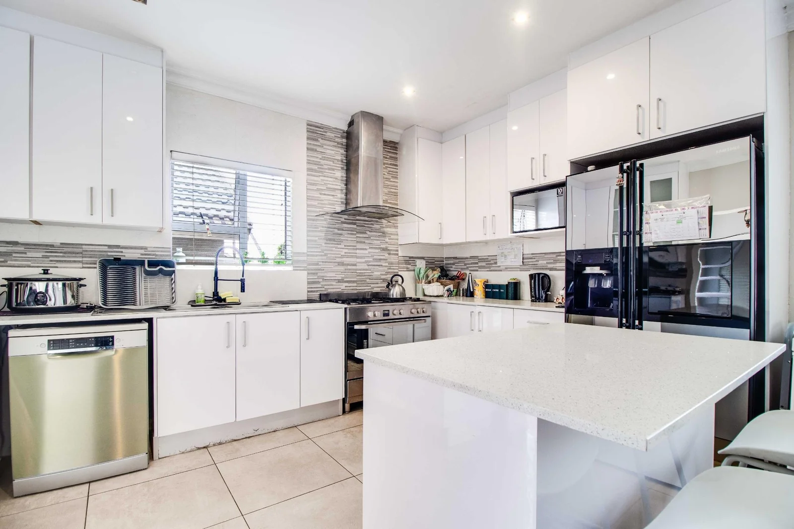 Secure Family Living in a Boomed-Off area with 24-Hour Security