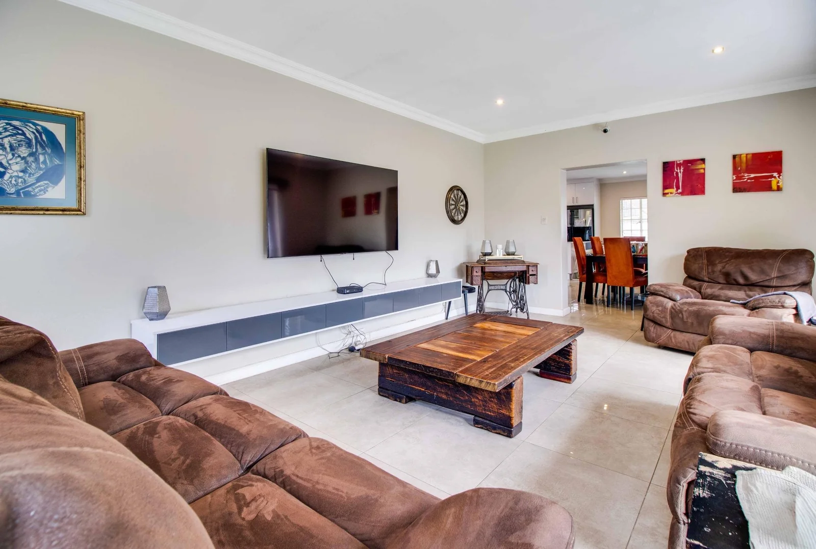 Secure Family Living in a Boomed-Off area with 24-Hour Security