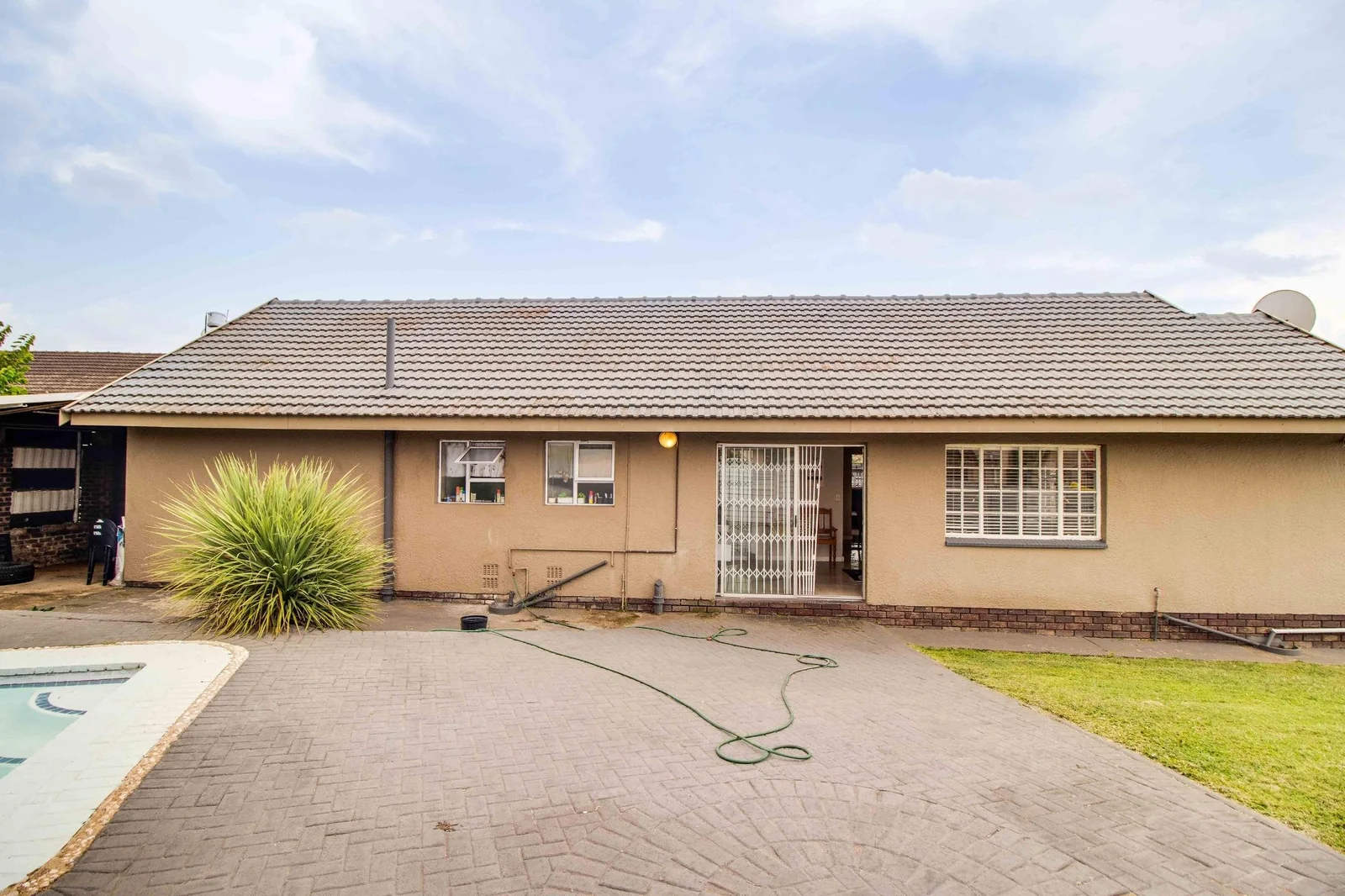 Secure Family Living in a Boomed-Off area with 24-Hour Security