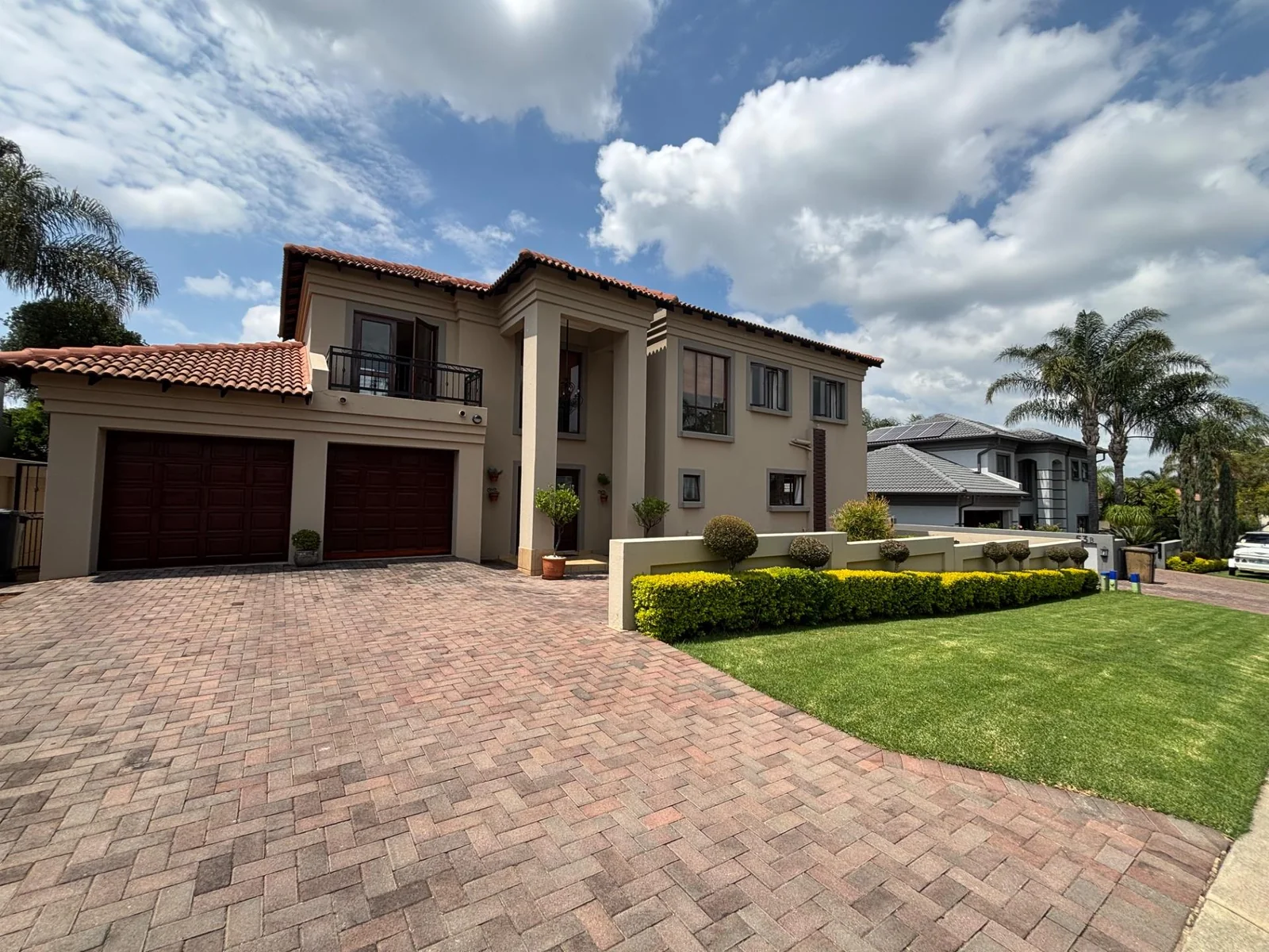 NEW LISTING ...... FAMILY HOME INSIDE SECURITY ESTATE!