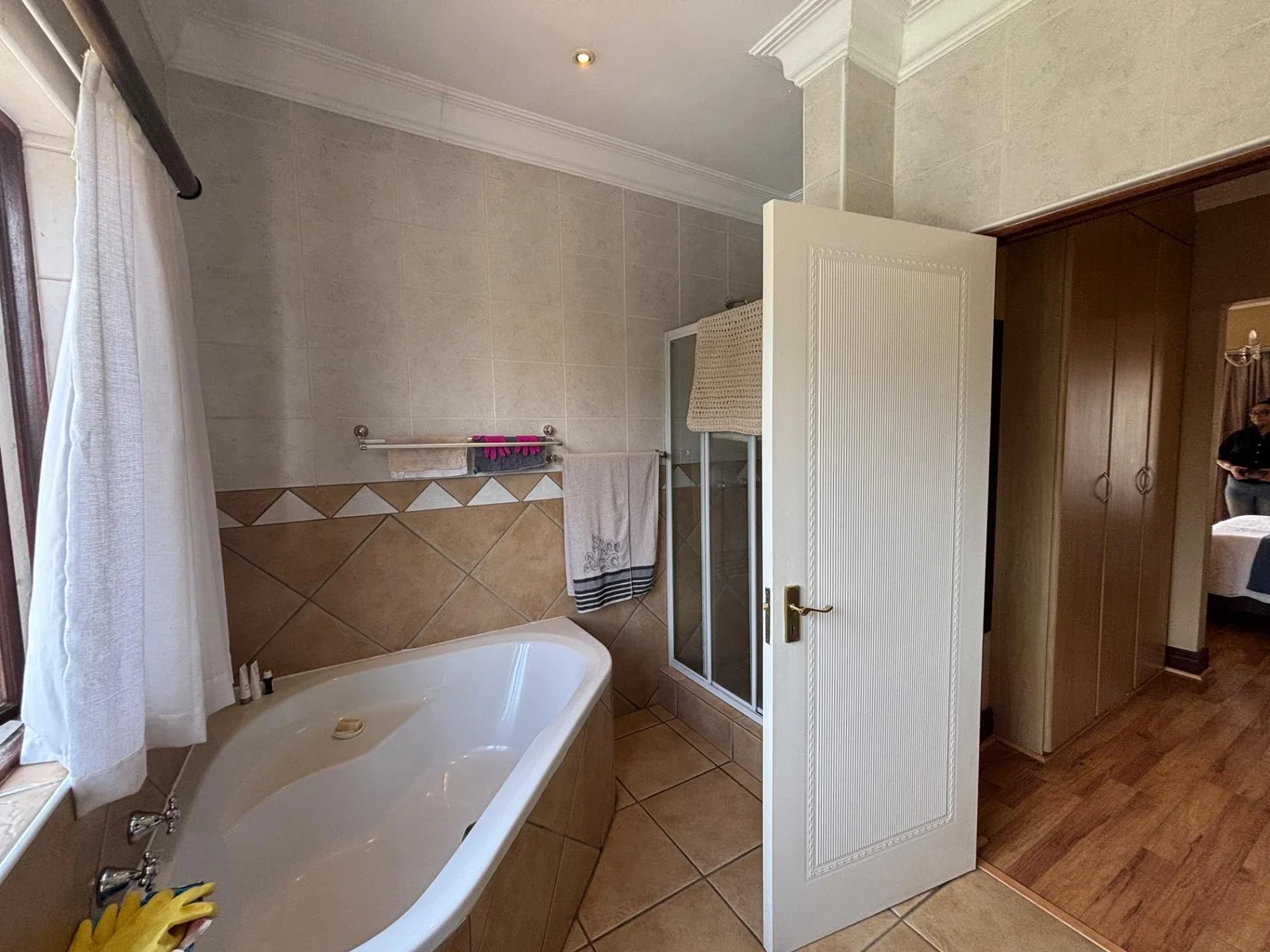 NEW LISTING ...... FAMILY HOME INSIDE SECURITY ESTATE!