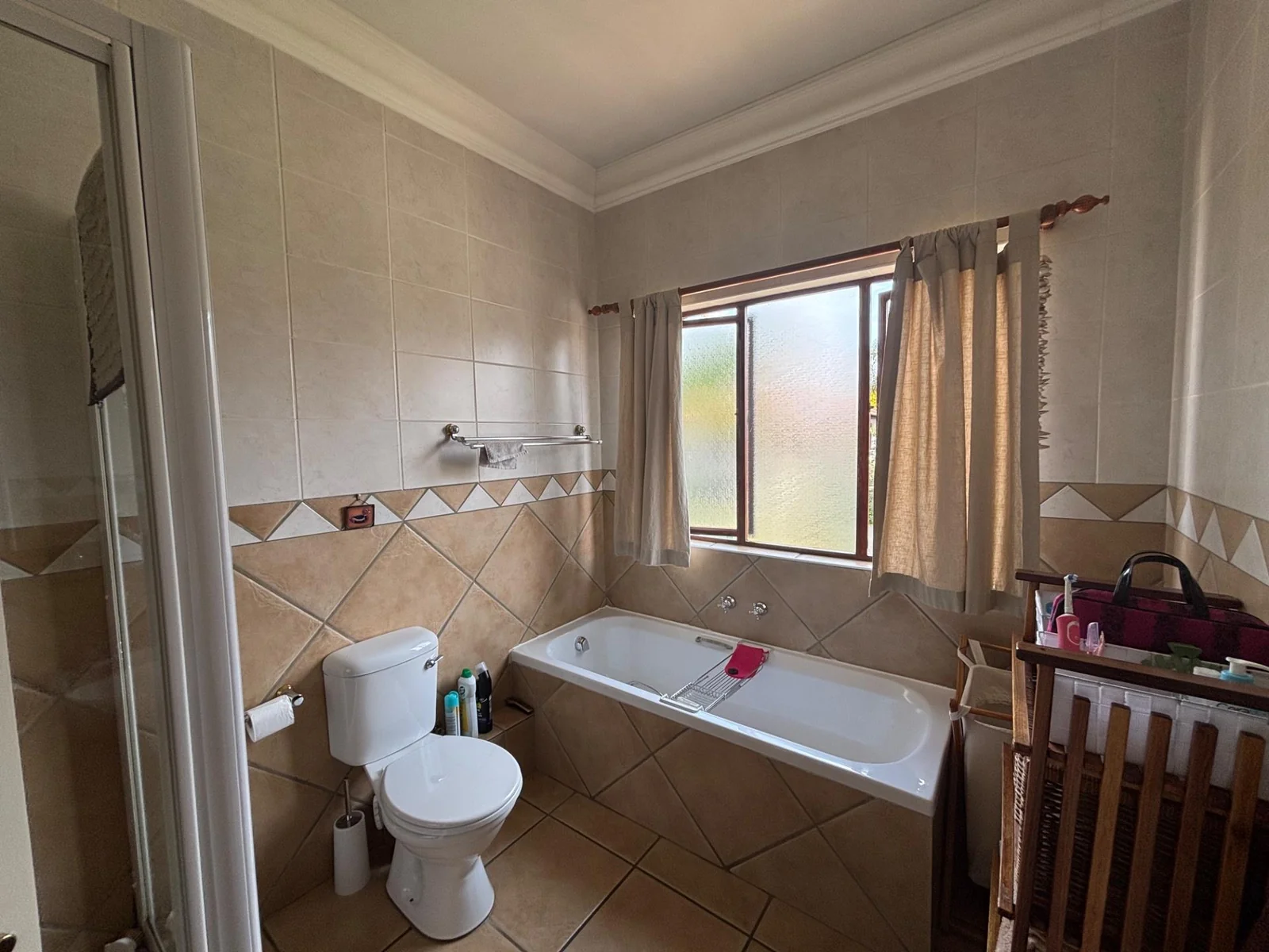 NEW LISTING ...... FAMILY HOME INSIDE SECURITY ESTATE!