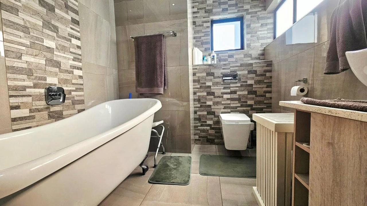 GREAT VALUE FOR MONEY IN MIDSTREAM RIDGE ESTATE.