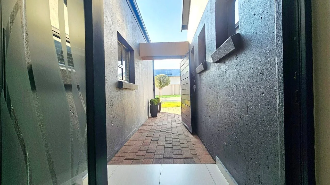 GREAT VALUE FOR MONEY IN MIDSTREAM RIDGE ESTATE.