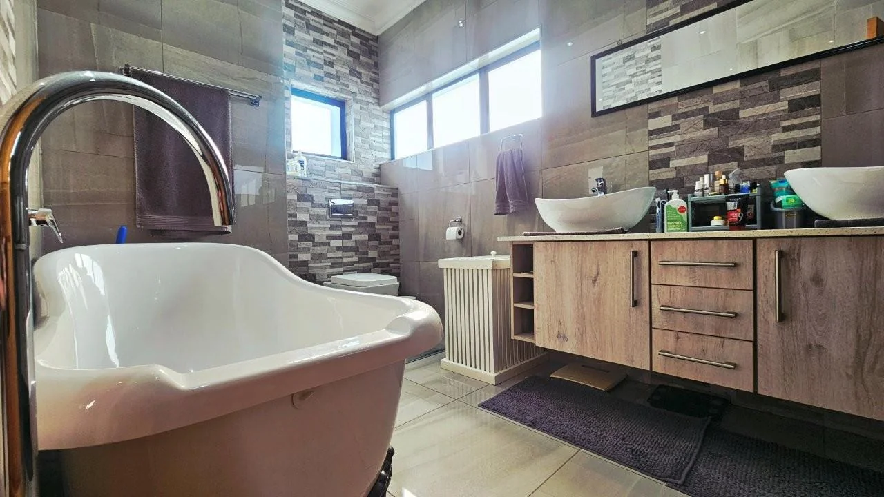 GREAT VALUE FOR MONEY IN MIDSTREAM RIDGE ESTATE.