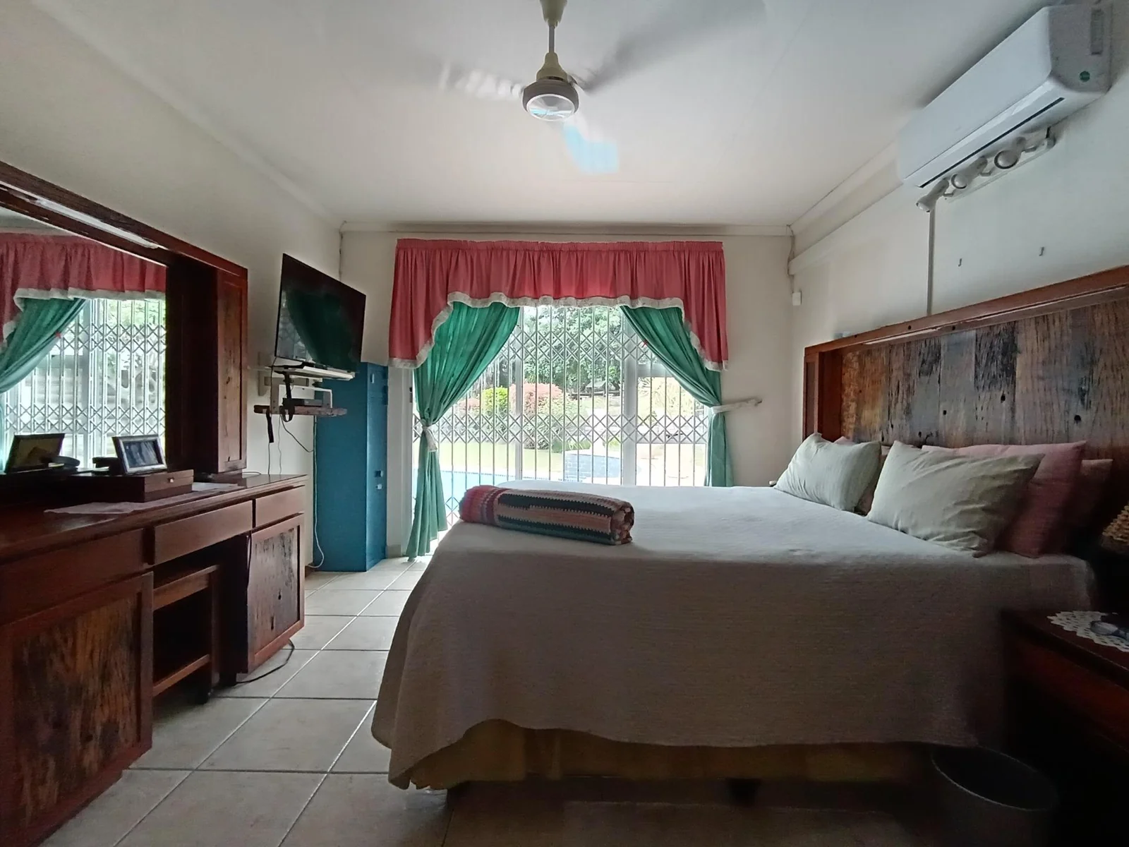 Immaculate - One-Owner Home in the prestigious Meer en See.