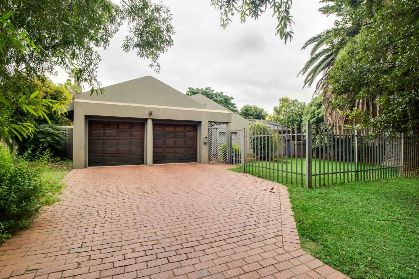 Spacious Family Home in Secure Boomed-Off Area – Bardene