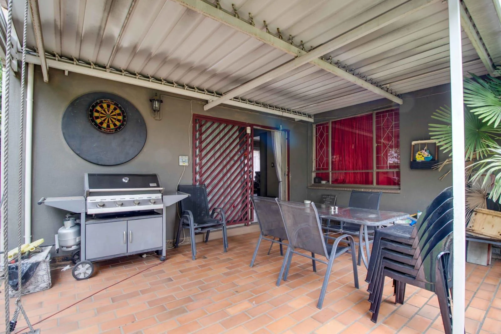 Spacious Family Home in Secure Boomed-Off Area – Bardene