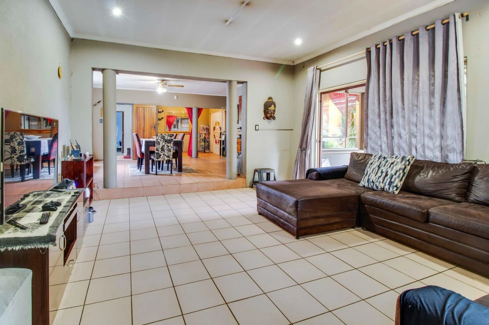 Spacious Family Home in Secure Boomed-Off Area – Bardene