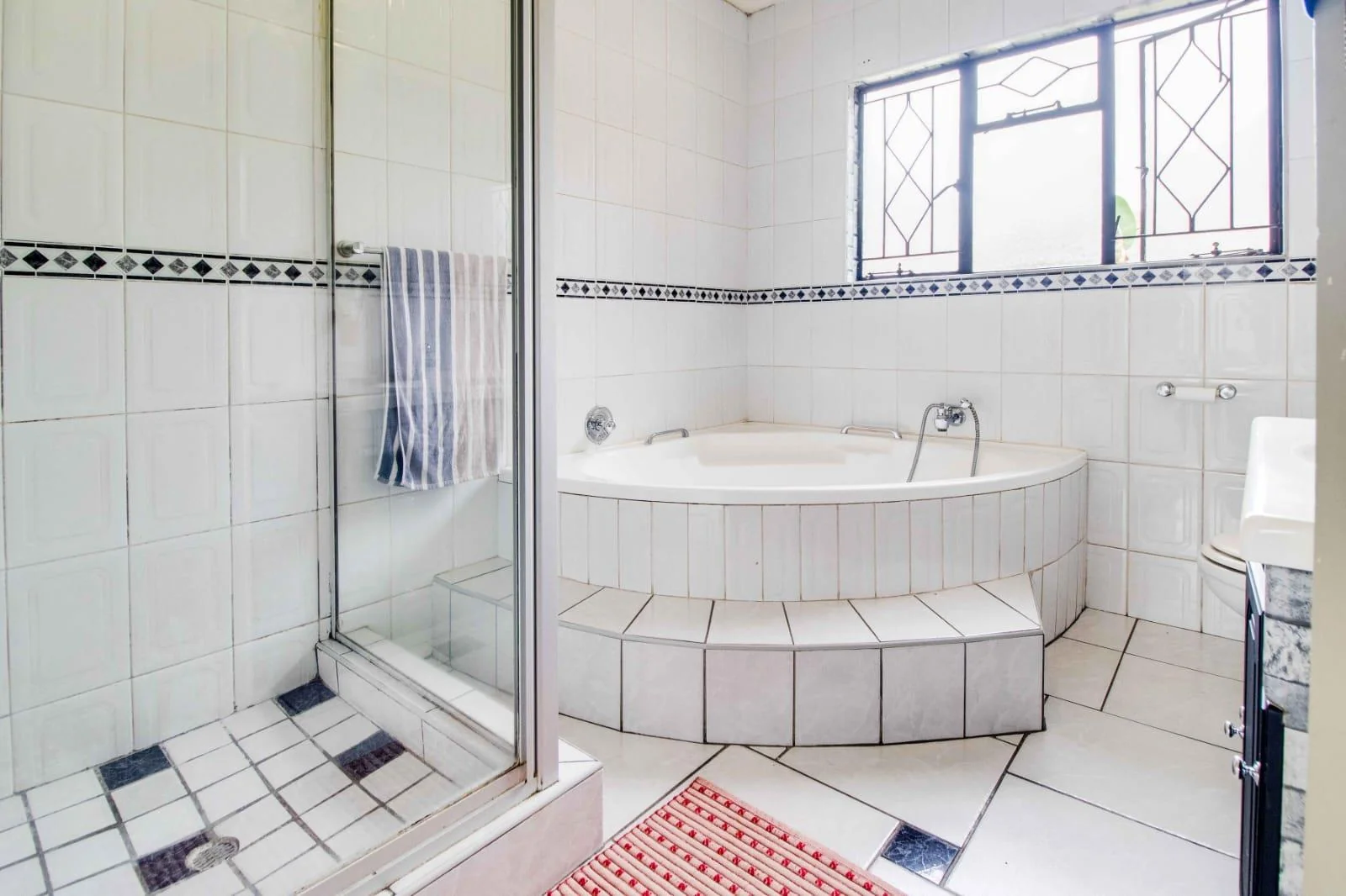 Spacious Family Home in Secure Boomed-Off Area – Bardene