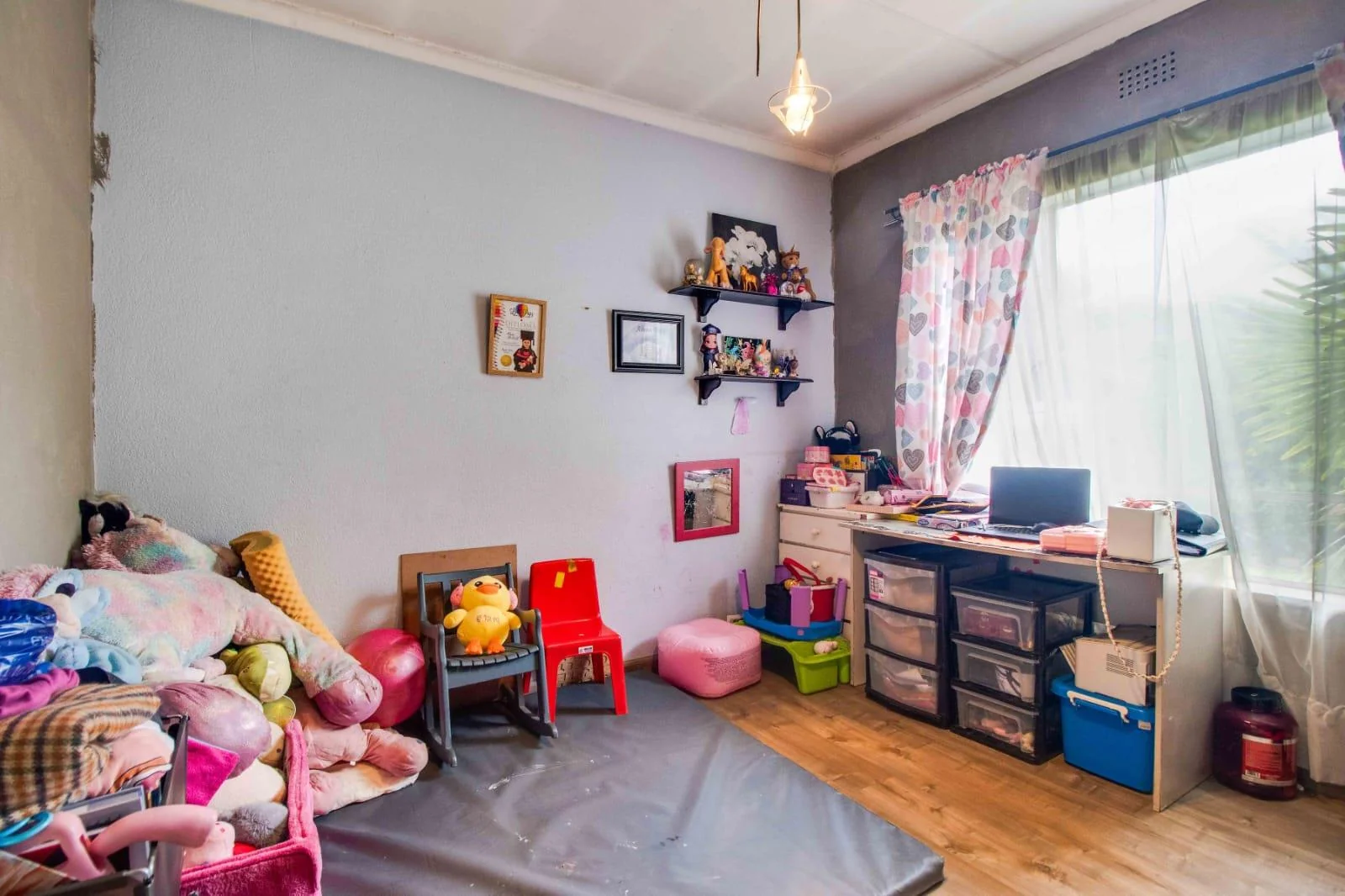 Spacious Family Home in Secure Boomed-Off Area – Bardene