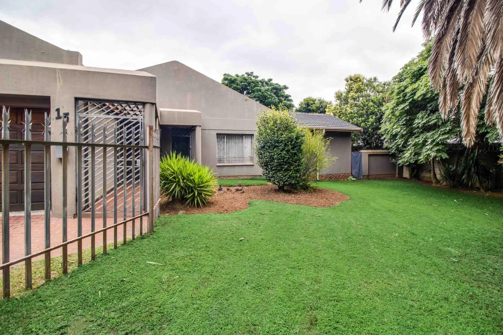 Spacious Family Home in Secure Boomed-Off Area – Bardene