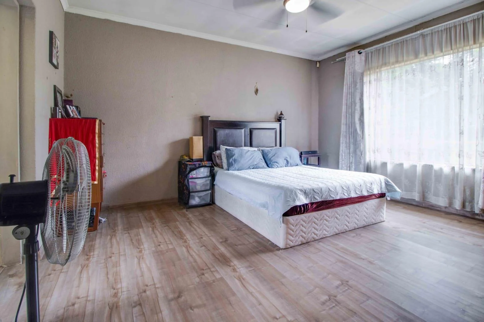 Spacious Family Home in Secure Boomed-Off Area – Bardene