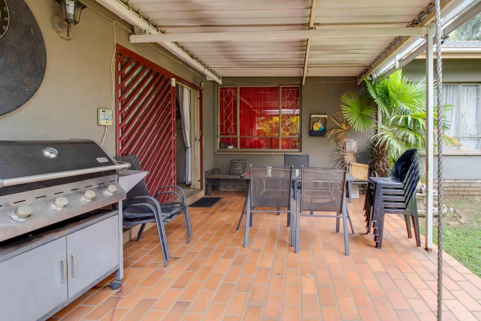 Spacious Family Home in Secure Boomed-Off Area – Bardene