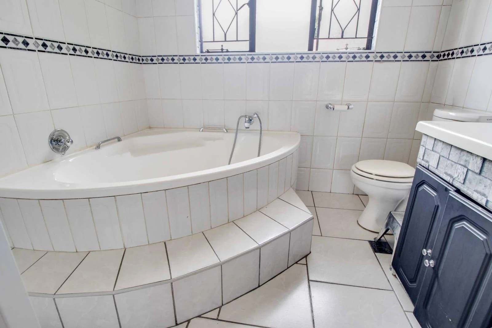 Spacious Family Home in Secure Boomed-Off Area – Bardene