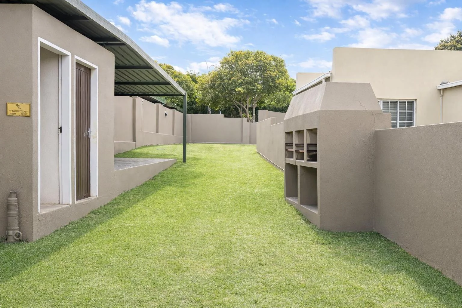 Spacious 1 Bed,1 Bath Apartment for Sale in Radiokop.