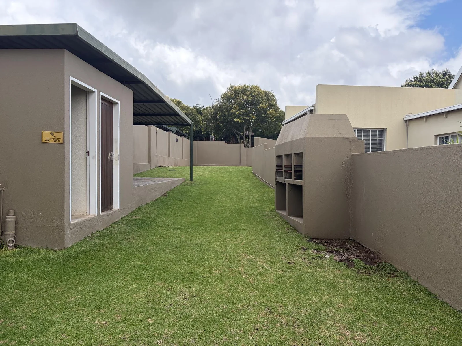 Spacious 1 Bed,1 Bath Apartment for Sale in Radiokop.