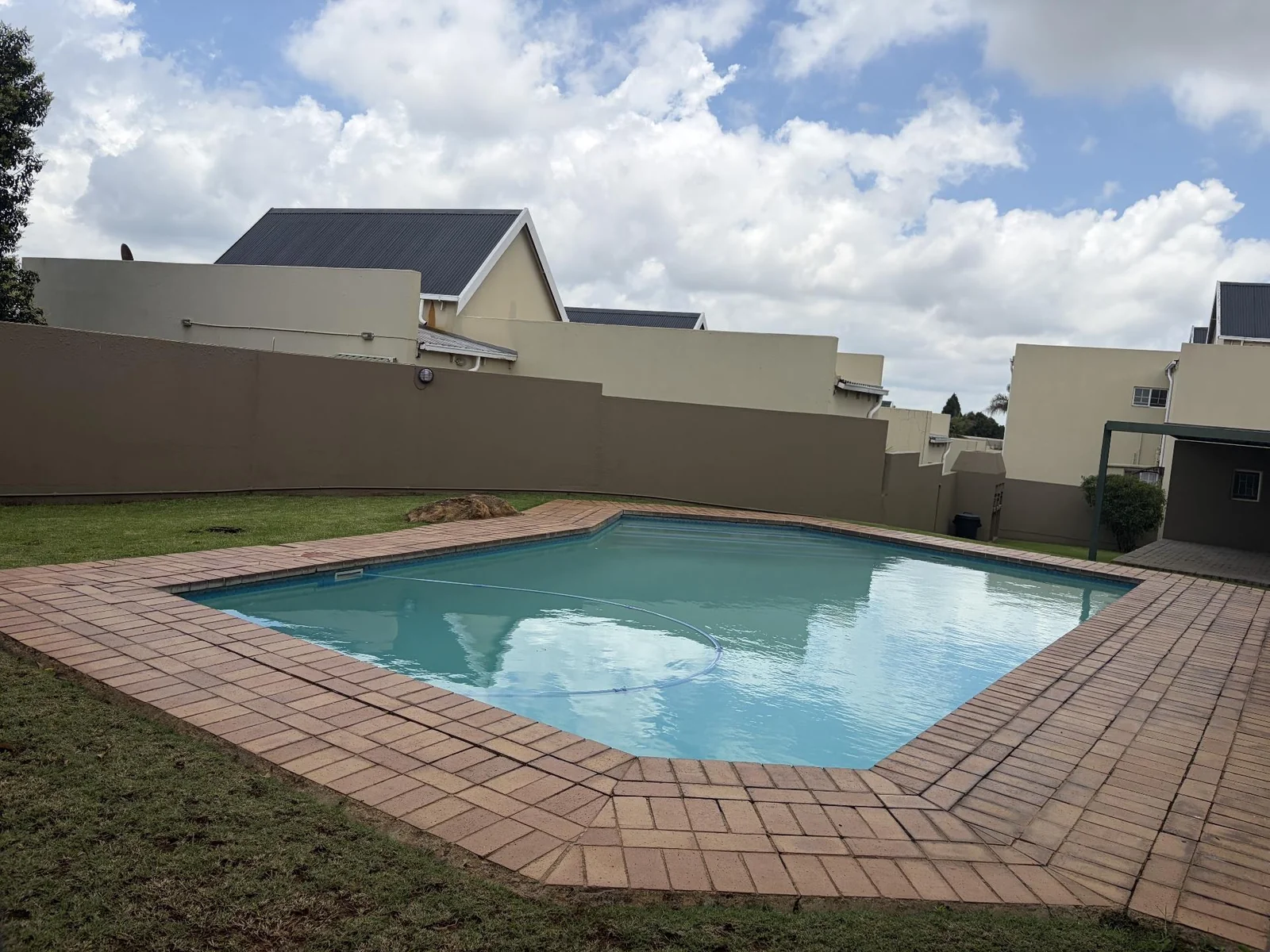 Spacious 1 Bed,1 Bath Apartment for Sale in Radiokop.