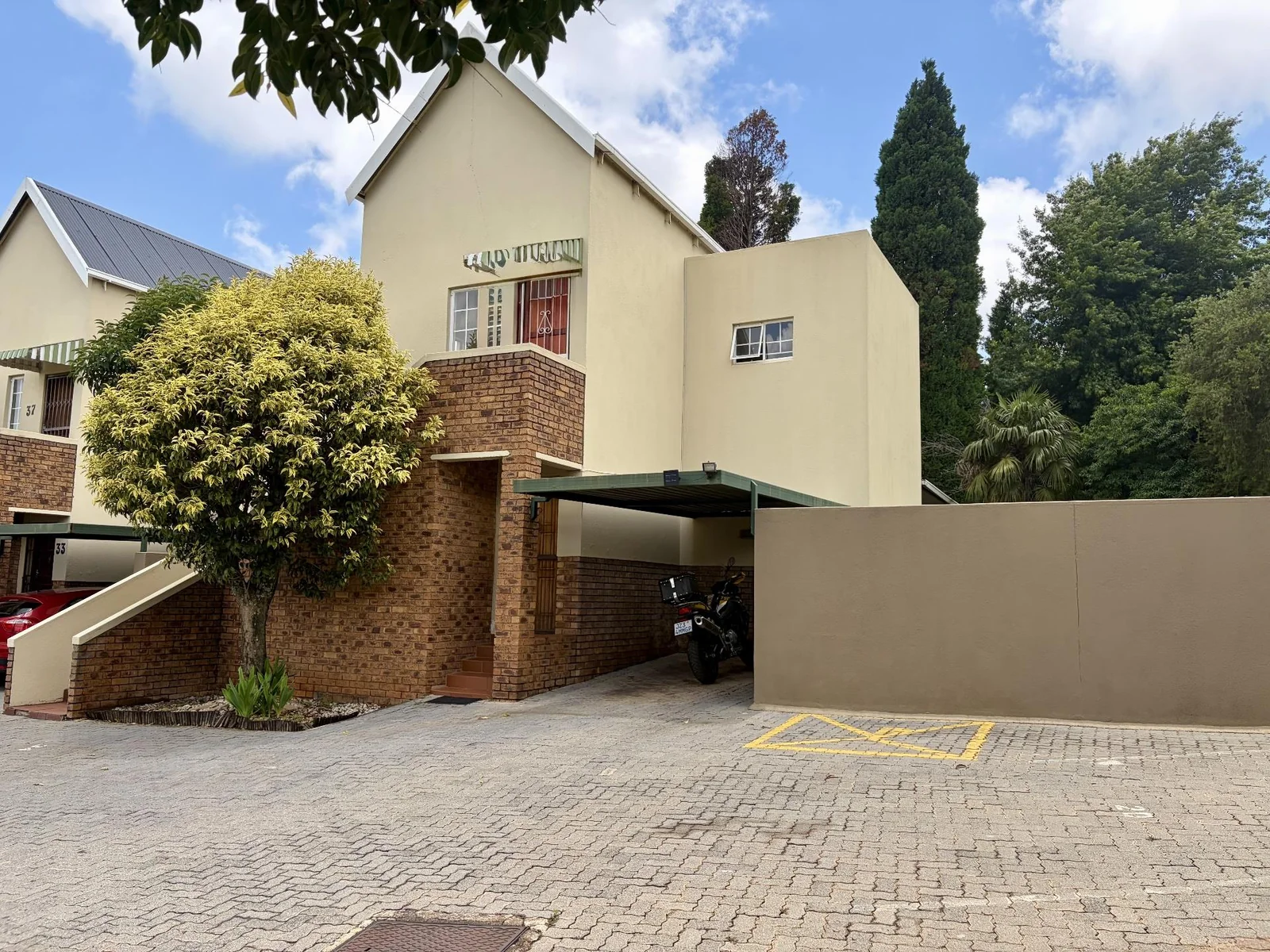Spacious 1 Bed,1 Bath Apartment for Sale in Radiokop.