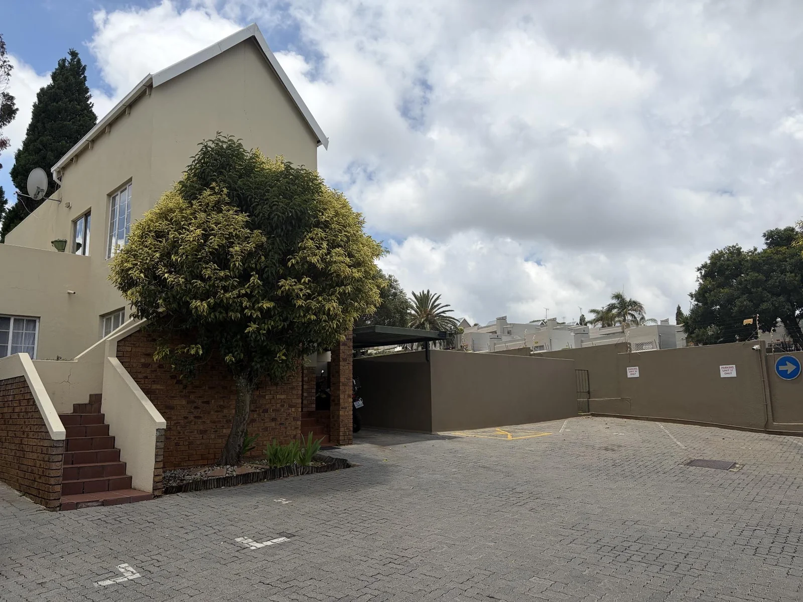 Spacious 1 Bed,1 Bath Apartment for Sale in Radiokop.