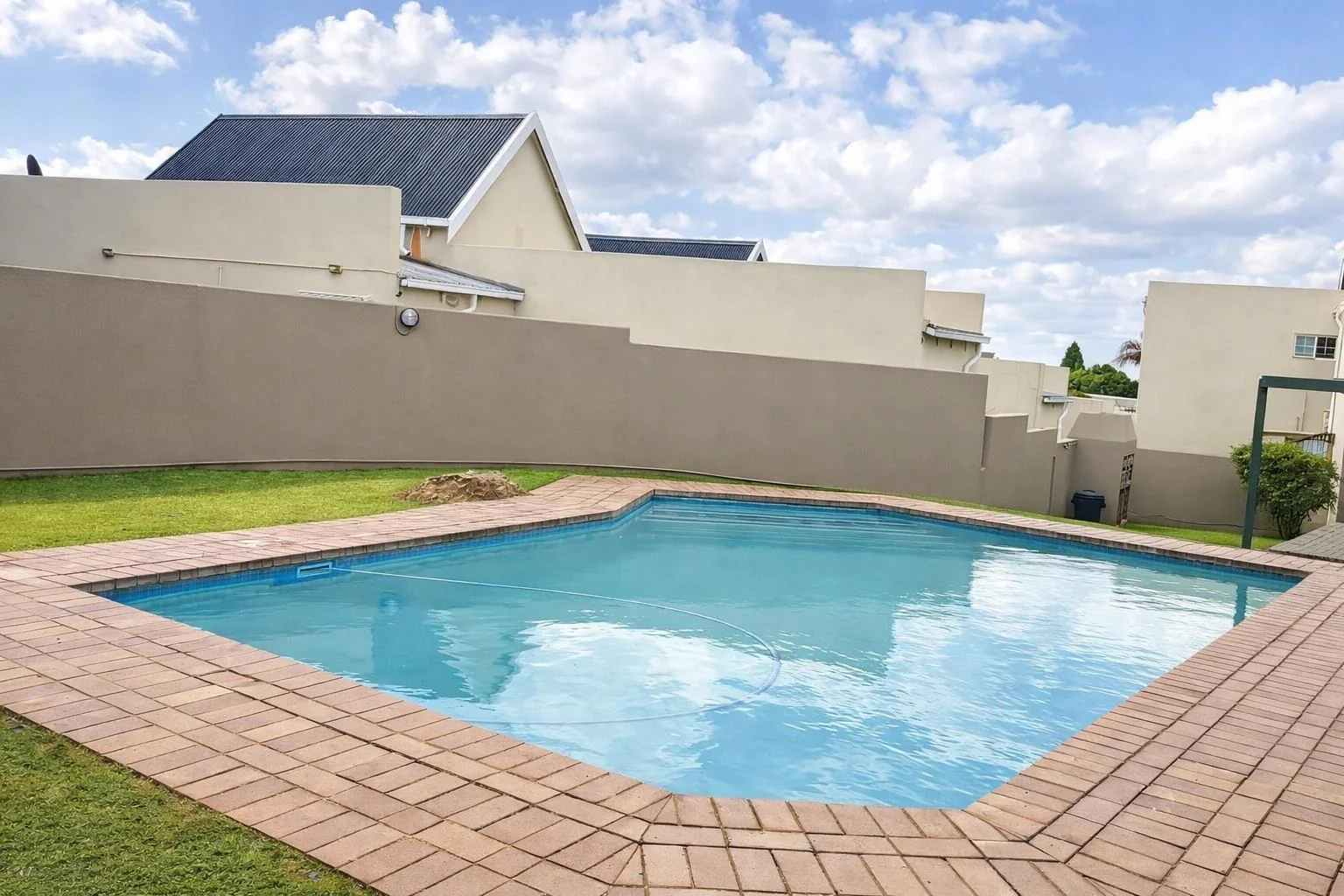 Spacious 1 Bed,1 Bath Apartment for Sale in Radiokop.