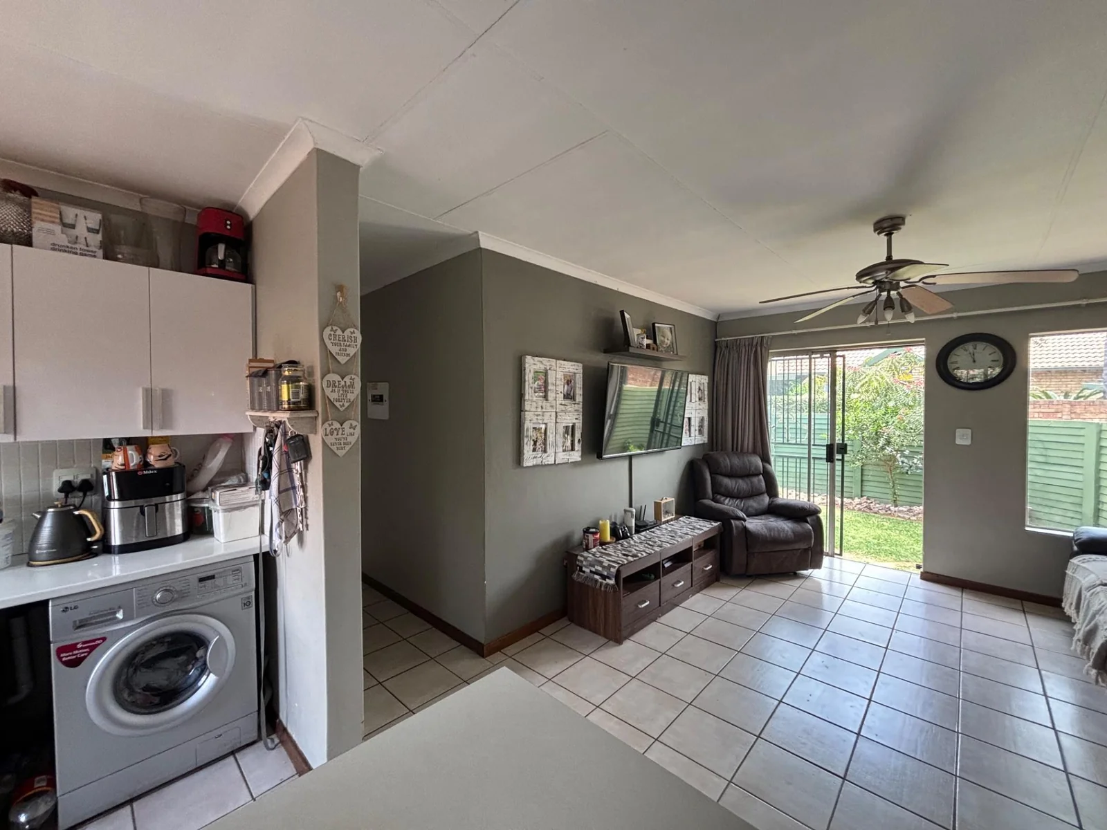 SIMPLEX IN A NEAT COMPLEX ..... A MUST SEE!!