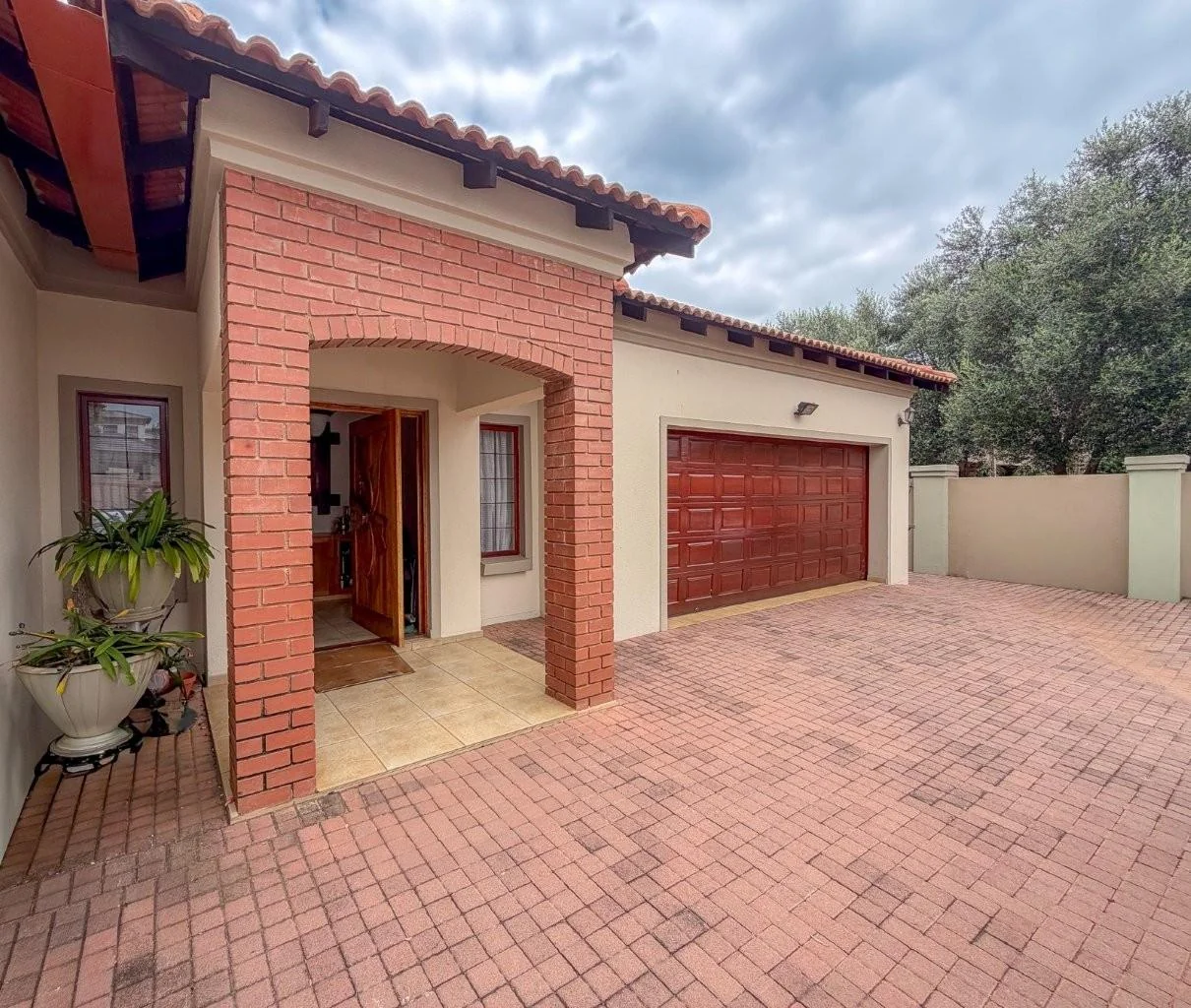 MIDFIELD 4 BEDROOM SINGLE LEVEL.