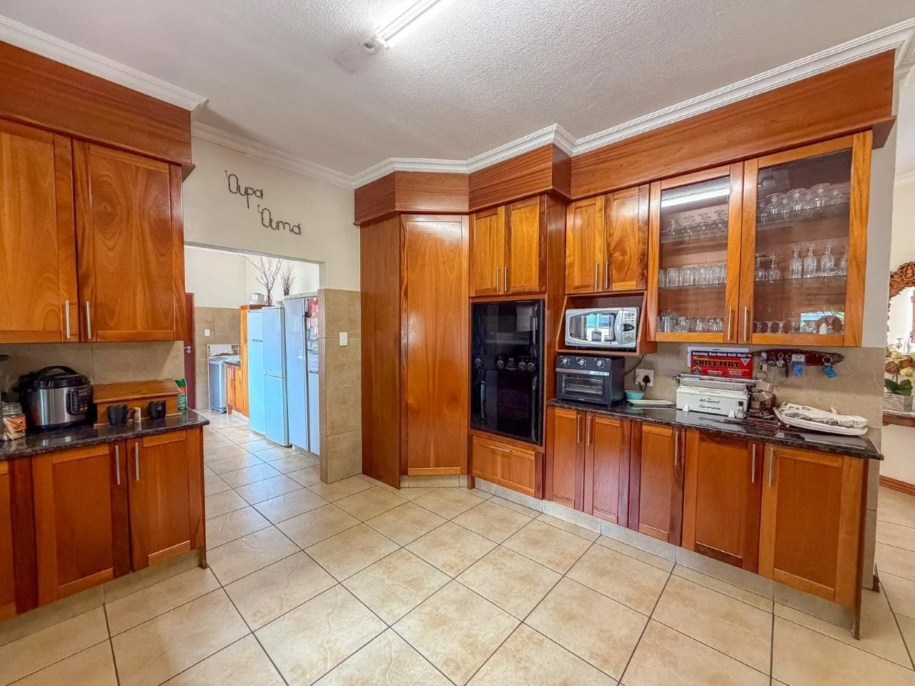 MIDFIELD 4 BEDROOM SINGLE LEVEL.