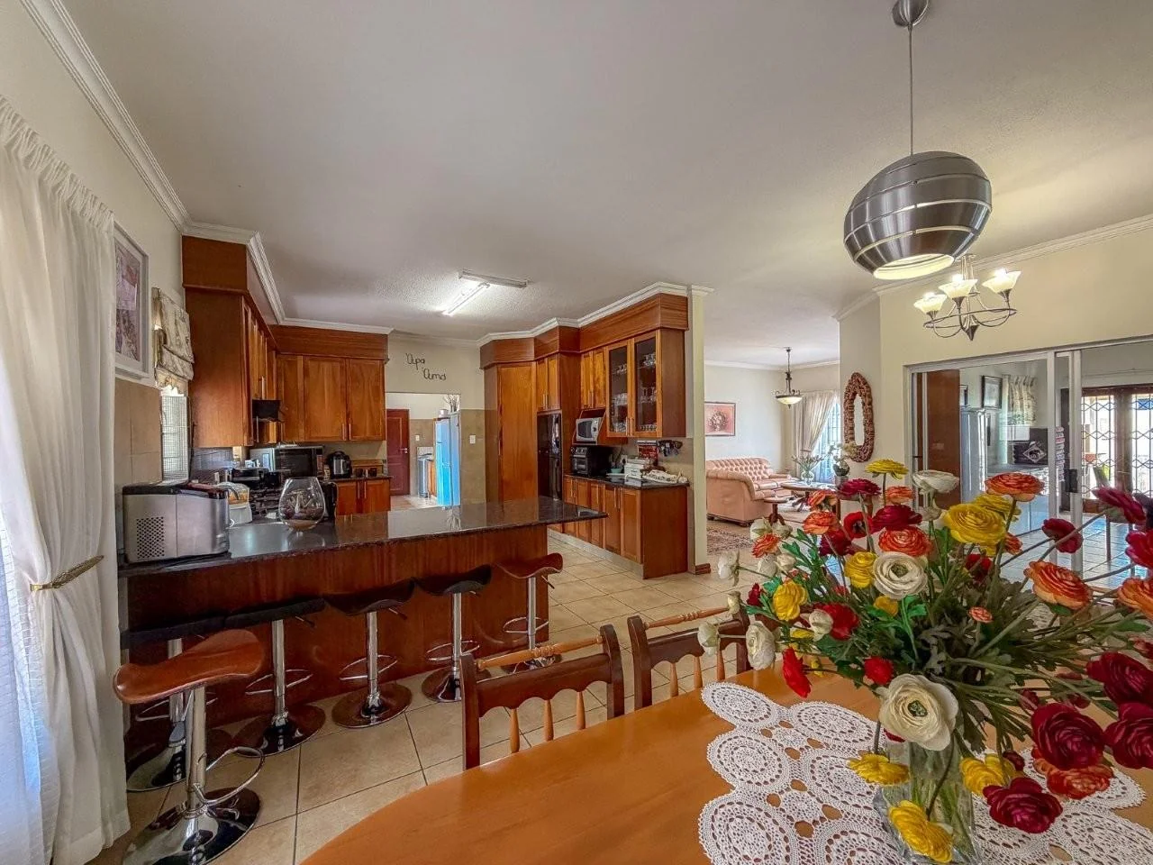 MIDFIELD 4 BEDROOM SINGLE LEVEL.