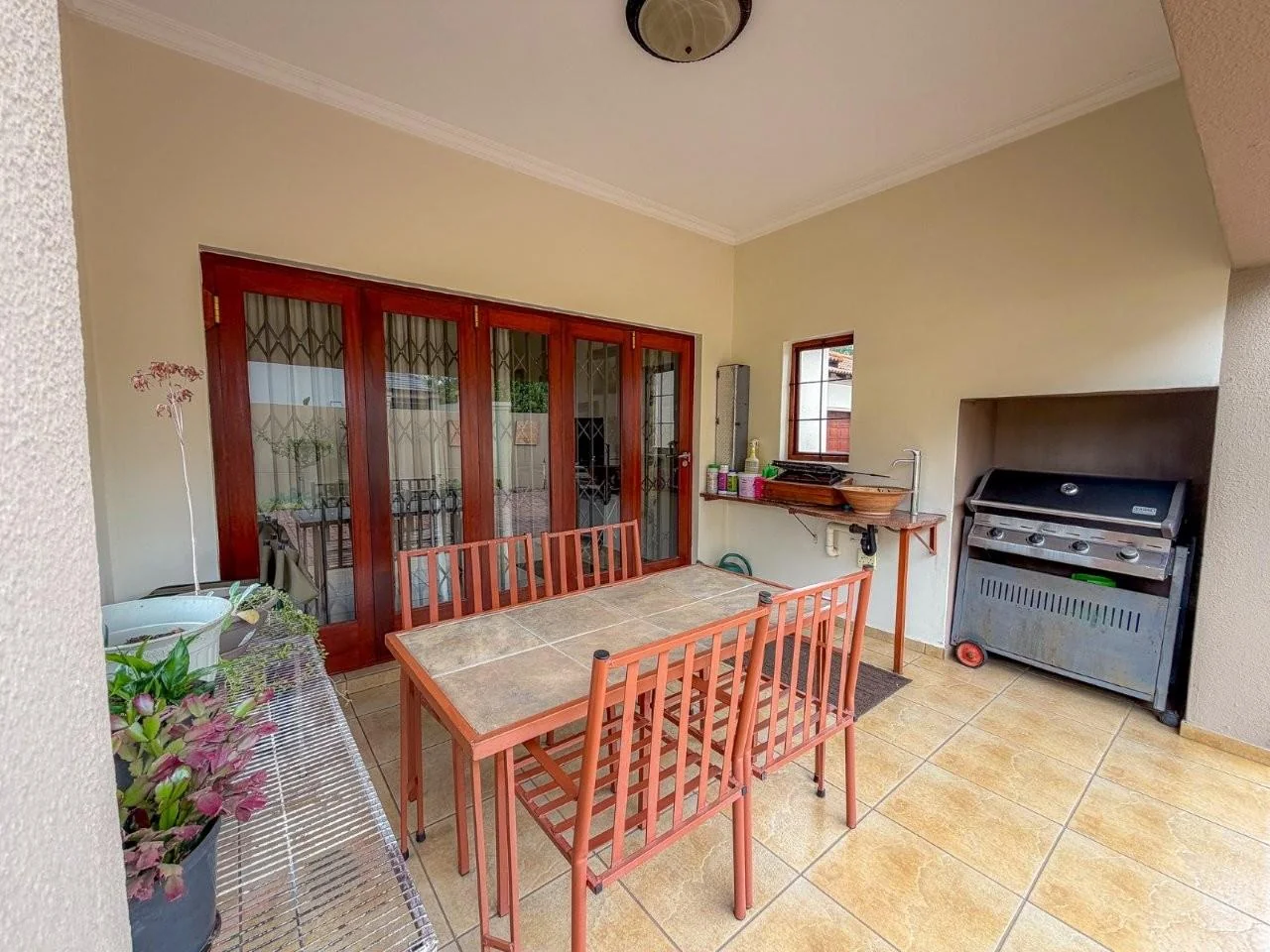 MIDFIELD 4 BEDROOM SINGLE LEVEL.