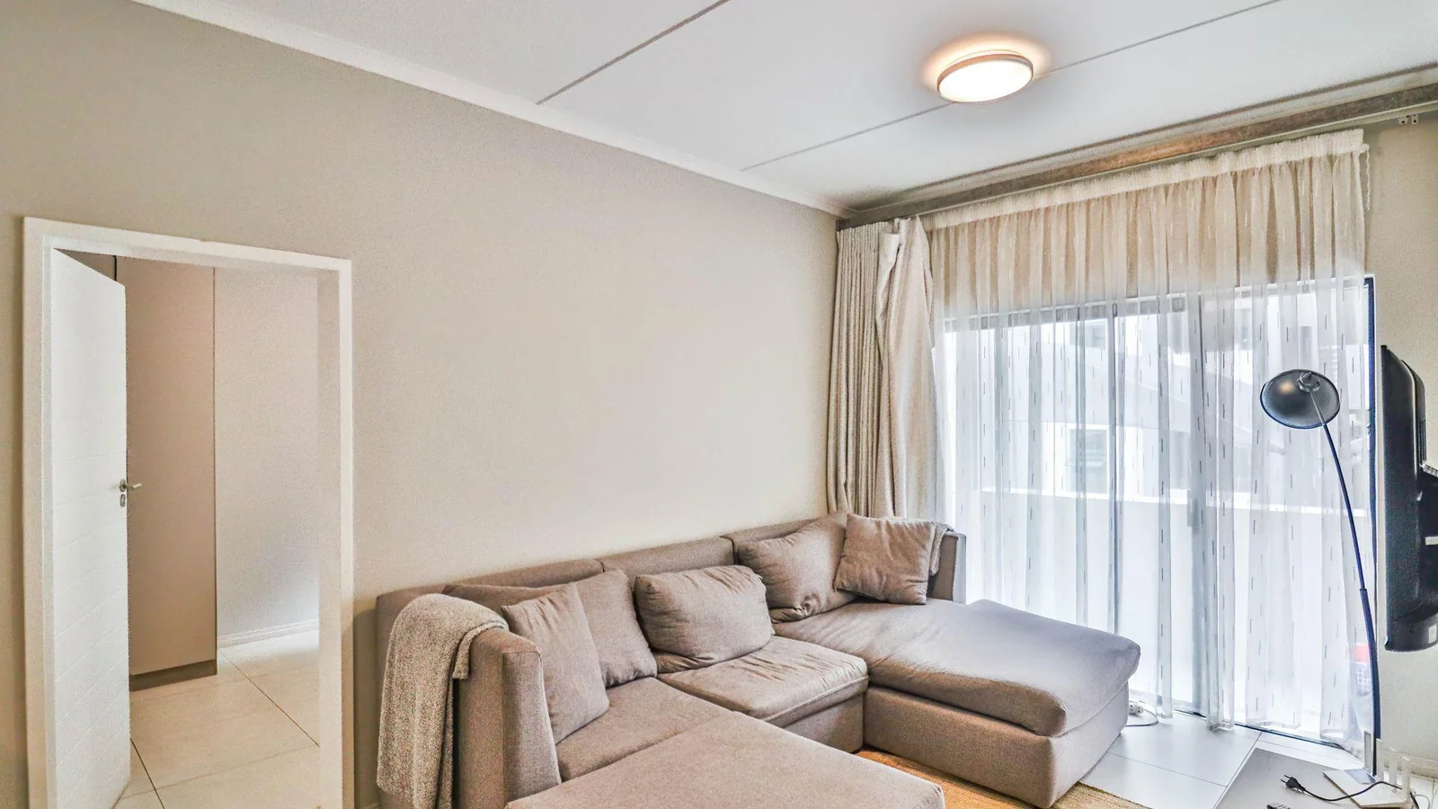 Stylish & Modern 2-Bed, 2-Bath Ground Floor Apartment – Prime Carlswald / Midrand Location