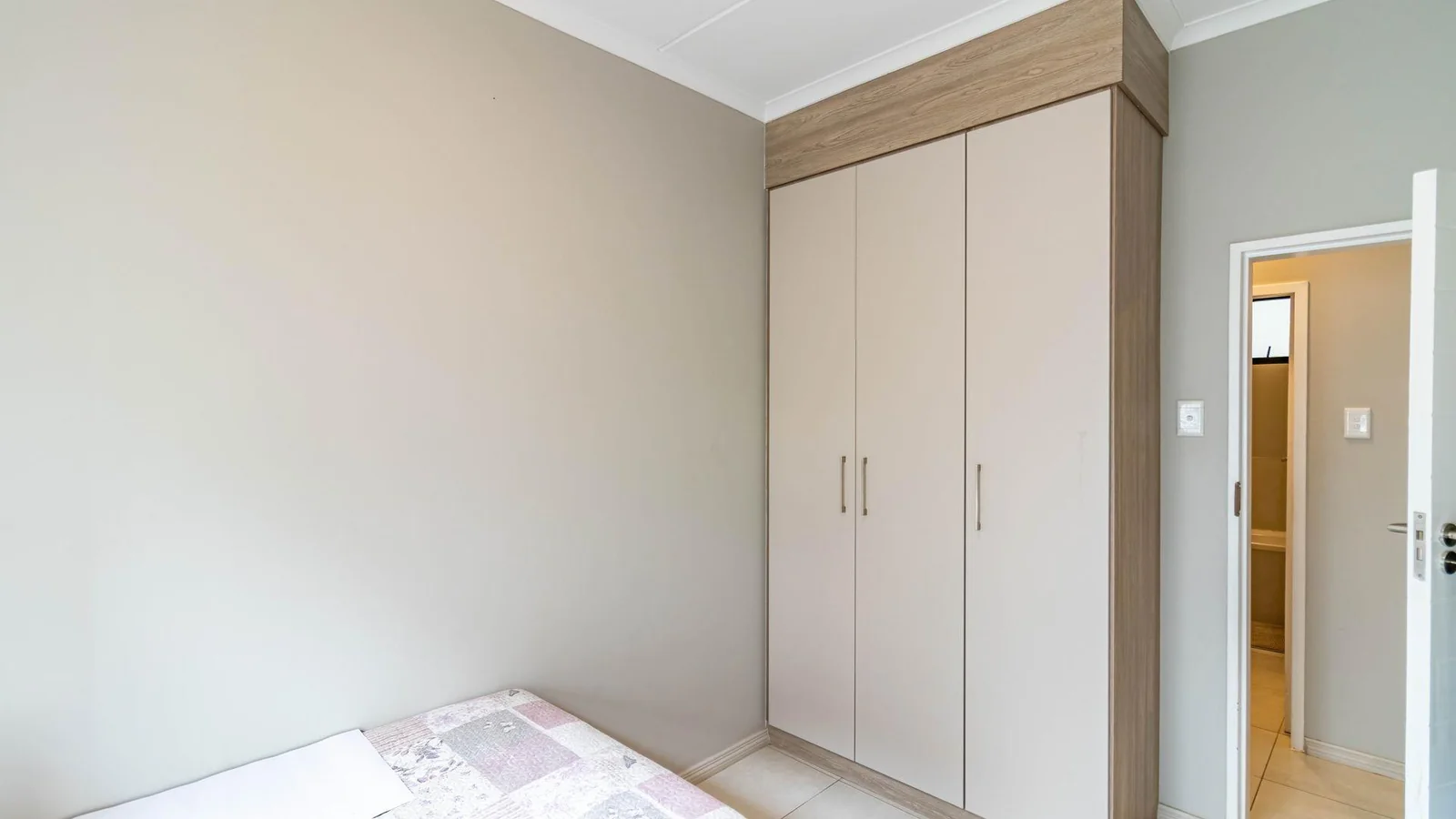 Stylish & Modern 2-Bed, 2-Bath Ground Floor Apartment – Prime Carlswald / Midrand Location