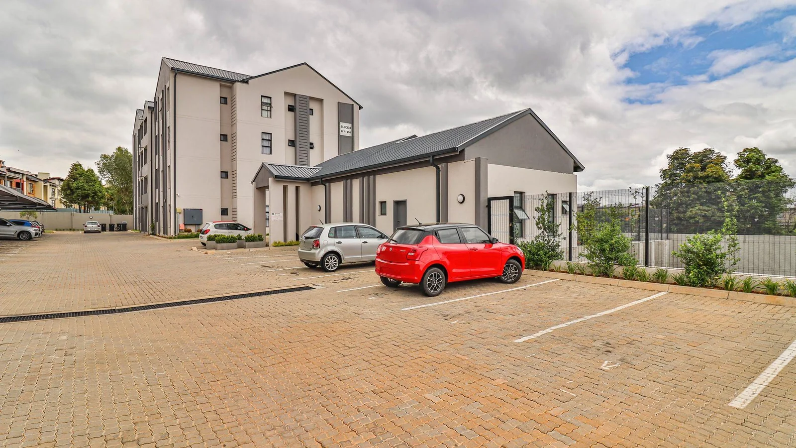 Stylish & Modern 2-Bed, 2-Bath Ground Floor Apartment – Prime Carlswald / Midrand Location