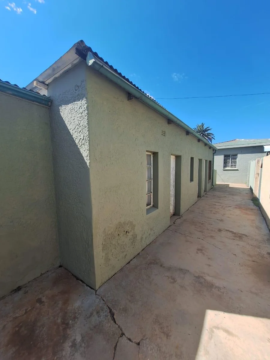 Substantial Redevelopment Opportunity: Landmark 12-Unit Complex on Main Street with Vast Commercial Potential