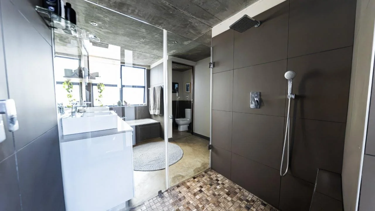 A STRIKING INDUSTRIAL-MODERN HOME IN  A PRIME MIDSTREAM RIDGE LOCATION, MOMENTS FROM AN  ACCESS GATE