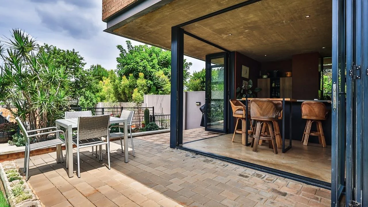 A STRIKING INDUSTRIAL-MODERN HOME WITH A PRIME MIDSTREAM RIDGE LOCATION, MOMENTS FROM AN  ACCESS GATE